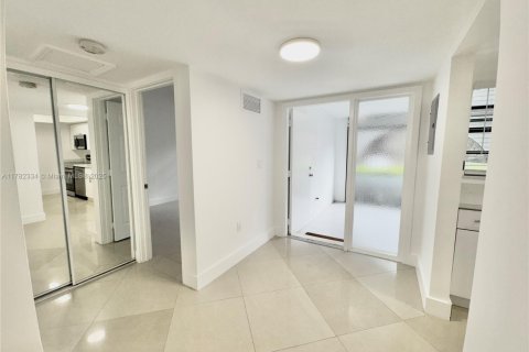 Condo in Sunrise, Florida, 2 bedrooms  № 1701521 - photo 8