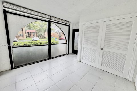 Condo in Sunrise, Florida, 2 bedrooms  № 1701521 - photo 4
