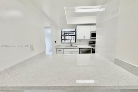 Condo in Sunrise, Florida, 2 bedrooms  № 1701521 - photo 9