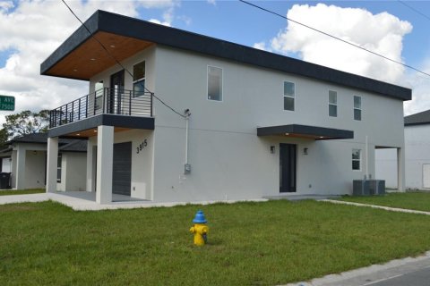 House in Tampa, Florida 4 bedrooms, 203.27 sq.m. № 1447563 - photo 2