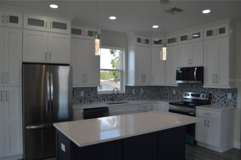 House in Tampa, Florida 4 bedrooms, 203.27 sq.m. № 1447563 - photo 3