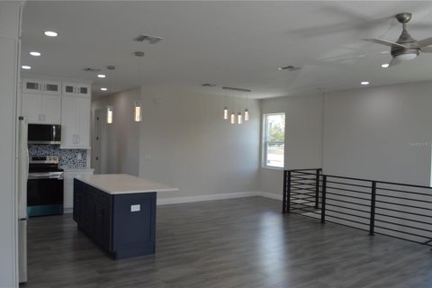House in Tampa, Florida 4 bedrooms, 203.27 sq.m. № 1447563 - photo 7