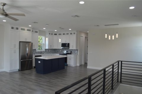 House in Tampa, Florida 4 bedrooms, 203.27 sq.m. № 1447563 - photo 4