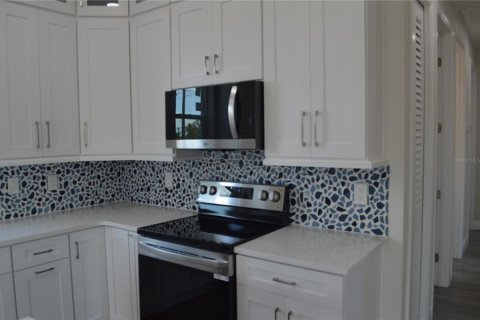 House in Tampa, Florida 4 bedrooms, 203.27 sq.m. № 1447563 - photo 9