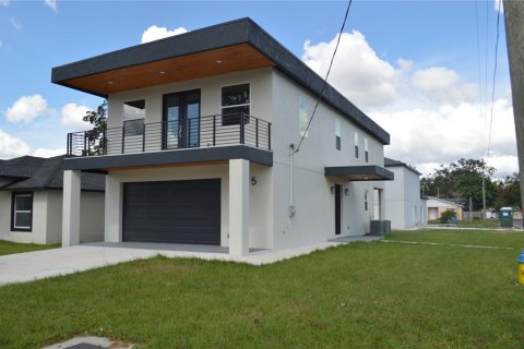 House in Tampa, Florida 4 bedrooms, 203.27 sq.m. № 1447563 - photo 1