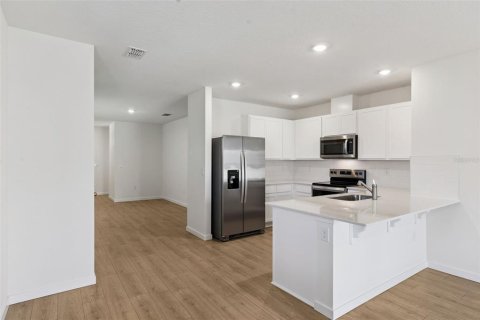 House in Kissimmee, Florida 3 bedrooms, 139.73 sq.m. № 2320900 - photo 13