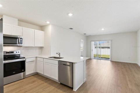 House in Kissimmee, Florida 3 bedrooms, 139.73 sq.m. № 2320900 - photo 14