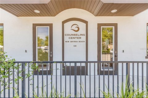 House in New Smyrna Beach, Florida 2 bedrooms, 381.27 sq.m. № 2358121 - photo 3