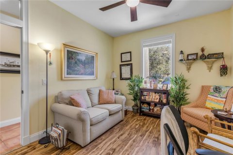 House in New Smyrna Beach, Florida 2 bedrooms, 381.27 sq.m. № 2358121 - photo 9