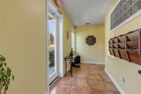 House in New Smyrna Beach, Florida 2 bedrooms, 381.27 sq.m. № 2358121 - photo 5