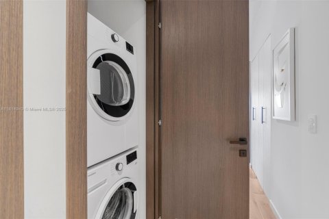 Condo in Miami, Florida, 1 bedroom  № 1766554 - photo 9