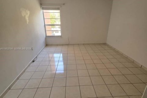 Купить кондоминиум в Майами, Флорида 2 спальни, 73.67м2, № 2054897 - фото 2