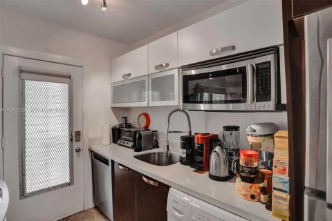 Condo in Miami Beach, Florida, 1 bedroom  № 1998945 - photo 9