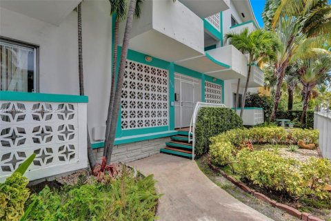 Condo in Miami Beach, Florida, 1 bedroom  № 1998945 - photo 25