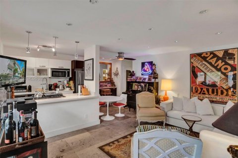 Condo in Miami Beach, Florida, 1 bedroom  № 1998945 - photo 2
