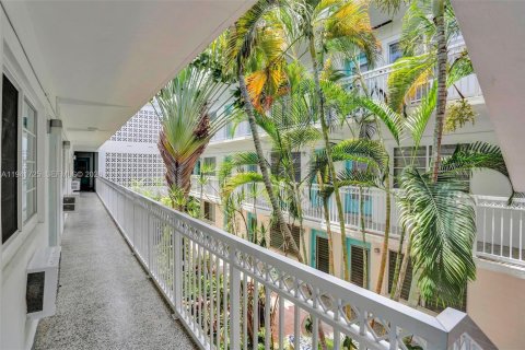 Condo in Miami Beach, Florida, 1 bedroom  № 1998945 - photo 29