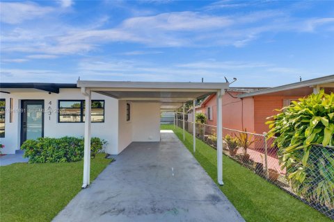Casa en venta en Hialeah, Florida, 3 dormitorios, 92.9 m2 № 1998732 - foto 8
