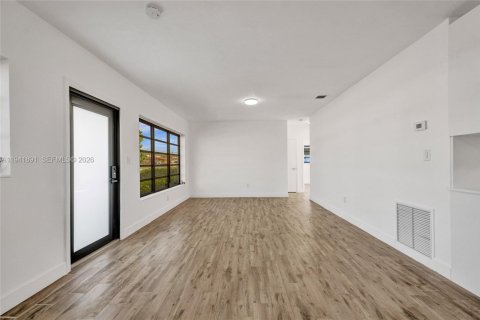 Casa en venta en Hialeah, Florida, 3 dormitorios, 92.9 m2 № 1998732 - foto 10