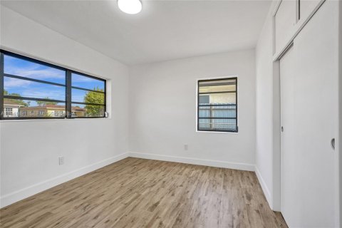 Casa en venta en Hialeah, Florida, 3 dormitorios, 92.9 m2 № 1998732 - foto 21