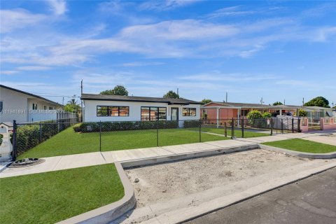 Casa en venta en Hialeah, Florida, 3 dormitorios, 92.9 m2 № 1998732 - foto 5
