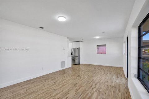 Casa en venta en Hialeah, Florida, 3 dormitorios, 92.9 m2 № 1998732 - foto 13