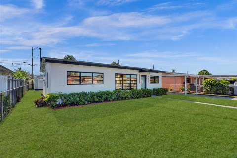 House in Hialeah, Florida 3 bedrooms, 92.9 sq.m. № 1998732