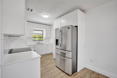 Casa en venta en Hialeah, Florida, 3 dormitorios, 92.9 m2 № 1998732 - foto 16