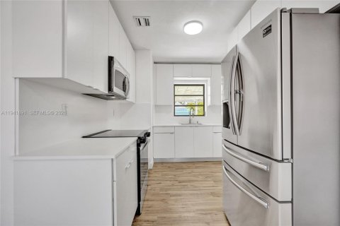 Casa en venta en Hialeah, Florida, 3 dormitorios, 92.9 m2 № 1998732 - foto 17