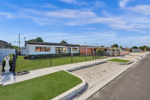 Casa en venta en Hialeah, Florida, 3 dormitorios, 92.9 m2 № 1998732 - foto 4
