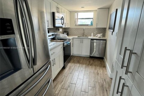 Adosado en venta en Hialeah, Florida, 2 dormitorios, 91.04 m2 № 1985187 - foto 2