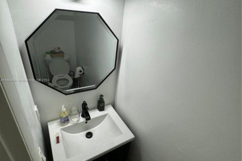 Adosado en venta en Hialeah, Florida, 2 dormitorios, 91.04 m2 № 1985187 - foto 6