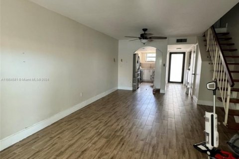 Adosado en venta en Hialeah, Florida, 2 dormitorios, 91.04 m2 № 1985187 - foto 4