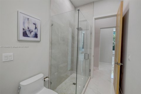Casa en venta en Miami, Florida, 5 dormitorios, 363.43 m2 № 1730508 - foto 20
