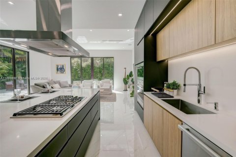 Casa en venta en Miami, Florida, 5 dormitorios, 363.43 m2 № 1730508 - foto 13