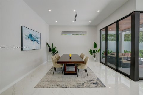 Casa en venta en Miami, Florida, 5 dormitorios, 363.43 m2 № 1730508 - foto 9