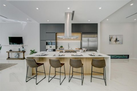 Casa en venta en Miami, Florida, 5 dormitorios, 363.43 m2 № 1730508 - foto 11