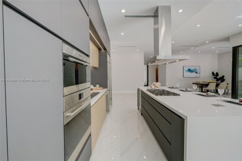 Casa en venta en Miami, Florida, 5 dormitorios, 363.43 m2 № 1730508 - foto 14