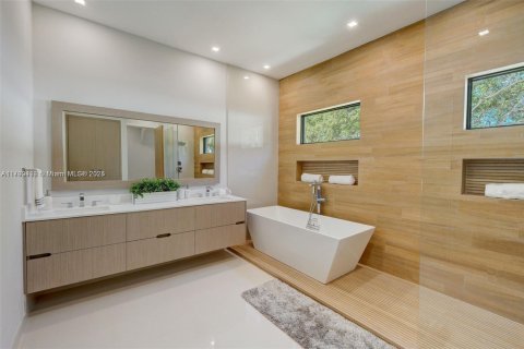 Casa en venta en Miami, Florida, 5 dormitorios, 363.43 m2 № 1730508 - foto 29