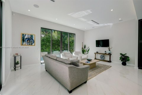 Casa en venta en Miami, Florida, 5 dormitorios, 363.43 m2 № 1730508 - foto 18