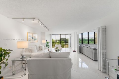 Condo in Weston, Florida, 2 bedrooms  № 1934902 - photo 17