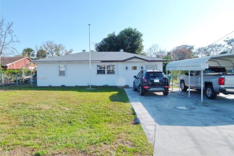 House in Okeechobee, Florida 2 bedrooms, 89.19 sq.m. № 1811314 - photo 2
