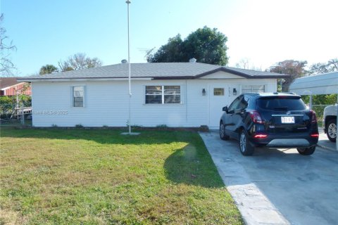 House in Okeechobee, Florida 2 bedrooms, 89.19 sq.m. № 1811314 - photo 1