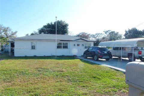 House in Okeechobee, Florida 2 bedrooms, 89.19 sq.m. № 1811314 - photo 3