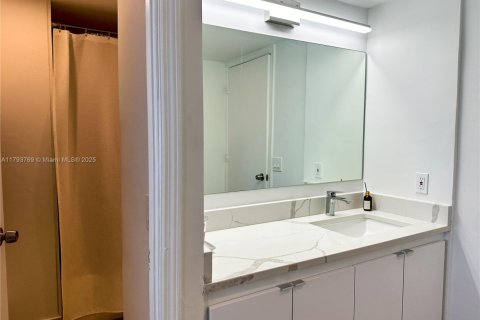 Condo in Aventura, Florida, 2 bedrooms  № 1683893 - photo 24