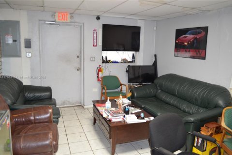 Propiedad comercial en venta en Doral, Florida № 1864949 - foto 4