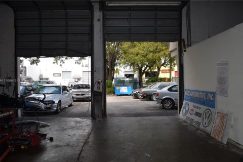 Propiedad comercial en venta en Doral, Florida № 1864949 - foto 3
