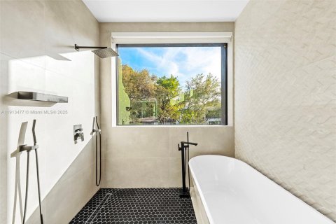 Casa en venta en North Miami Beach, Florida, 5 dormitorios, 306.58 m2 № 1968825 - foto 25