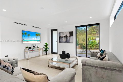 Casa en venta en North Miami Beach, Florida, 5 dormitorios, 306.58 m2 № 1968825 - foto 7