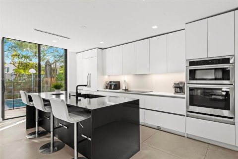Casa en venta en North Miami Beach, Florida, 5 dormitorios, 306.58 m2 № 1968825 - foto 13