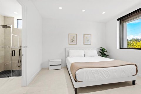 Casa en venta en North Miami Beach, Florida, 5 dormitorios, 306.58 m2 № 1968825 - foto 30